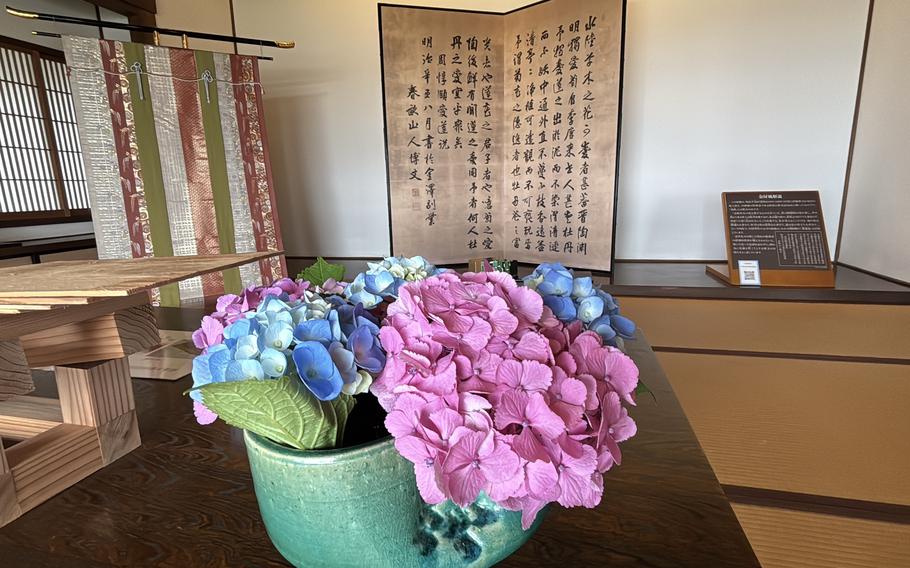 Hyangeas are in a vase on the table in one of the rooms in the Villa of Former Prime Minister Hirobumi Ito.
